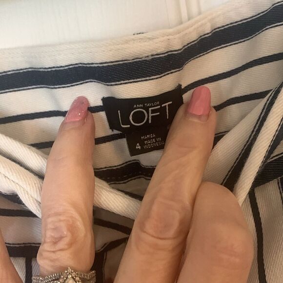 LOFT BERMUDA SHORTS NAVY/WHITE STRIPES SZ 4 - Picture 2 of 2